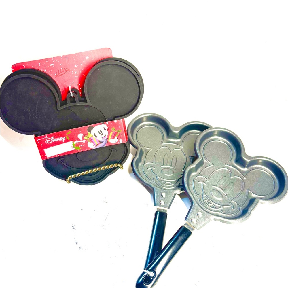 Lot of Mickey Mouse Kitchenware 2 Pancake/Waffle Cooktop Pans 2 Silicone Trivets